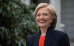 Hillary Clinton kampánya 2015-ben összesen 112 millió dollárt gyűjtött 