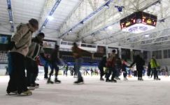 Ha beköszönt az új év, mindenki korcsolyázni megy Csíkszeredában