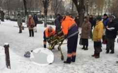 A sürgősség mellett esett össze a nő, mégis mentőt kellett kihívni hozzá