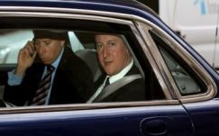 Budapestre látogat David Cameron, feje tetejére áll a város