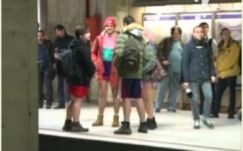 Visszafogottan meztelenkedtek a bukarestiek a metróban a nadrág nélküli napon