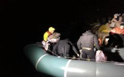 Özönlenek a menekültek Görögországba