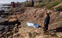 Vízbe dobálták a menekülteket az embercsempészek az olasz partoknál