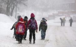 Délen egyre rosszabb a hóhelyzet: bezárnak hétfőn az iskolák