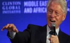 Bill Clinton cáfolja, hogy Parkinson-kórral küszködne