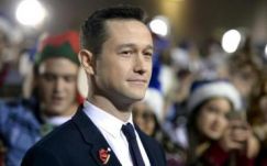 Joseph Gordon-Levitt kapja idén az arany színű pudingsütőformát