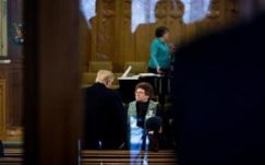 Donald Trump istentiszteleten vett részt, hogy megnyerje a vallásos jobboldalt