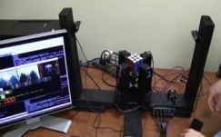 Rekordot döntött a Rubik-kocka kirakásában egy robot