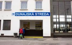 Meghallgatás lesz az EP-ben a felvidéki kétnyelvű vasúti feliratokról