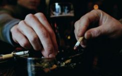 Alkotmányos a dohányzást szigorító törvény, hamarosan a bárokban sem lehet cigarettázni