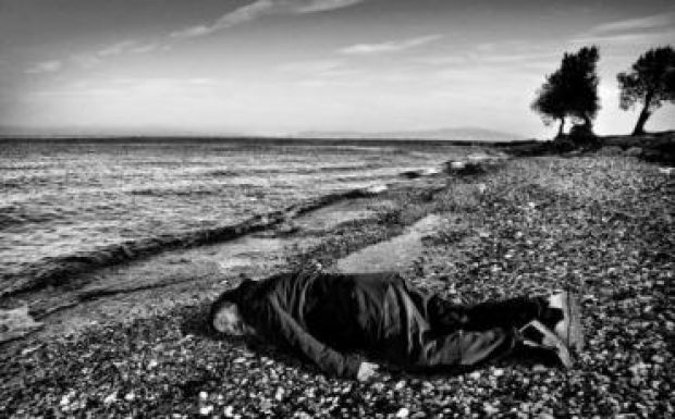 Aj Vej-vejt a vízbe fulladt szír kisfiú pózában fotózták