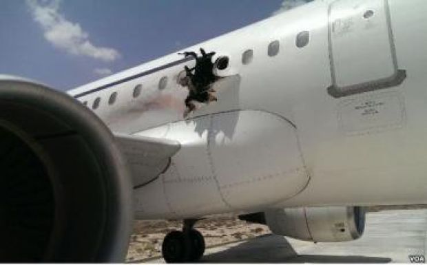 Robbanástól kilyukadt egy Airbus oldala