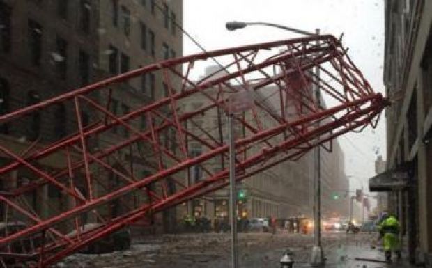Összeomlott egy daru Manhattanben, halálos áldozat is van