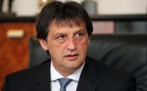 Leváltották a szerb védelmi minisztert szexista megjegyzéséért