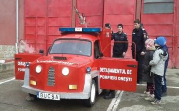 Tűzoltóautóvá varázsoltak egy régi Trabantot a bákói Ónfalván