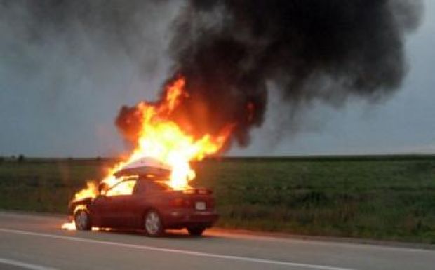 Menet közben gyúlt ki a személygépkocsi 