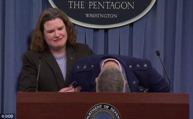 Elájult egy tábornok a Pentagonban tartott sajtótájékoztatón