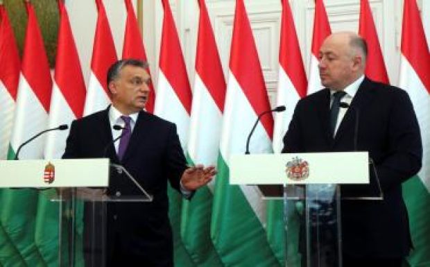Orbán Viktor: délről és Brüsszelből is veszély fenyeget