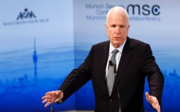 McCain: Putyin fegyvere a menekültválság