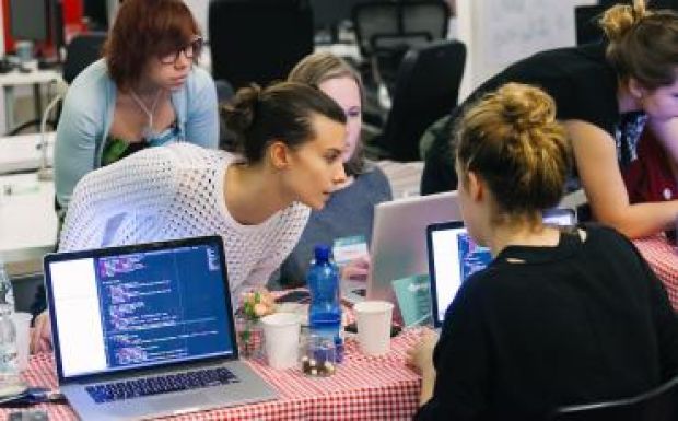 Kiderült: jobban programoznak a nők, mint a férfiak