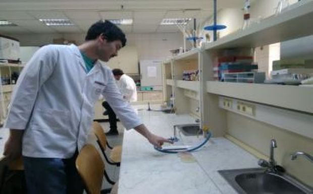 Mikrobákkal festenek a csíkszeredai Sapientián