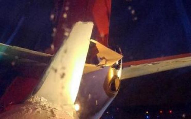 Két repülőgép ütközött össze egy reptér kifutópályáján