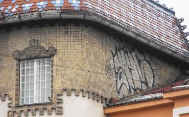 Nem sikerült eltüntetni a graffitit a Kultúrpalota faláról