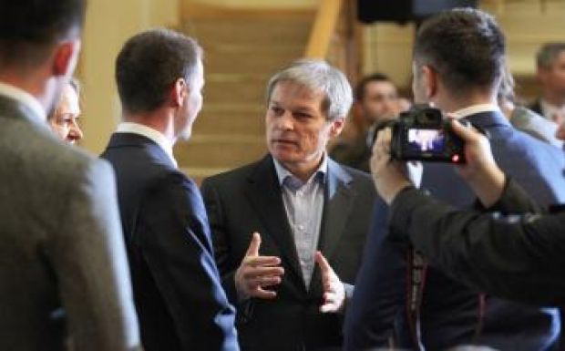 Támogatásáról biztosította Dacian Cioloș a könyvét bemutató sztárrendőrt