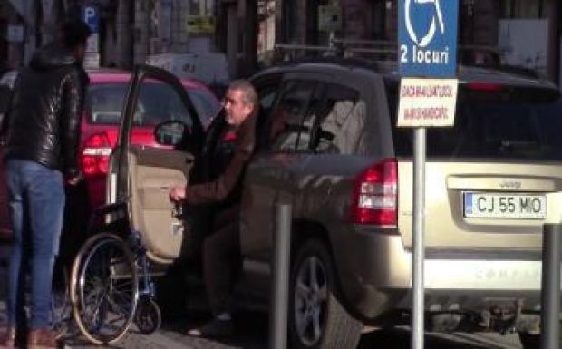 Kínos helyzetekbe hozta az orcátlan sofőröket Kolozsvár mókamestere