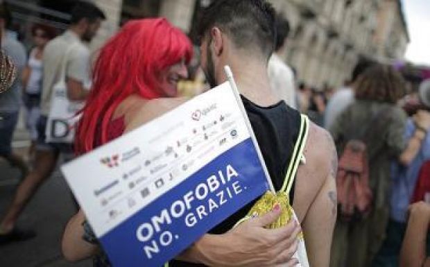 Olaszországban elfogadták a melegek élettársi kapcsolatát