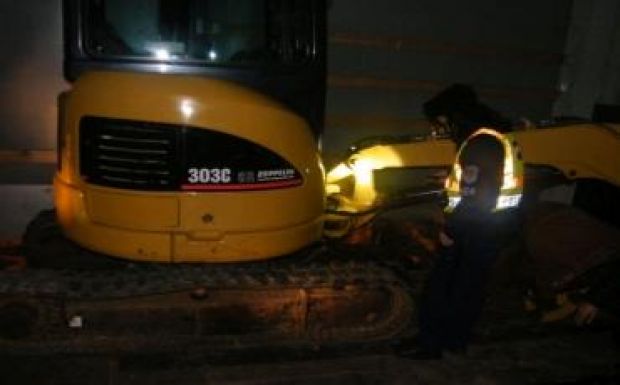 Lánctalpas markolót próbált a határon átcsempészni a román férfi 