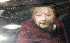 Négy és fél éves mélyponton Merkel támogatottsága