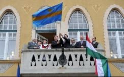Magyarországi polgármesteri hivataloknál is lobog a székely zászló