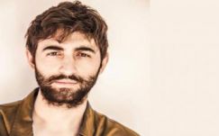 Belehalt a színpadi akasztásba egy színész