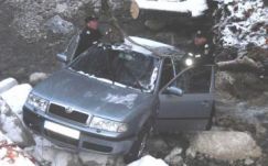 Két autó zuhant szakadékba Hargita megyében: egy nő meghalt, heten megsebesültek