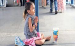 Napi 7000 eurót koldultak romániai gyerekek Franciaországban