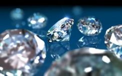 Drágaköveket talált a használtan vásárolt ruhadarabban