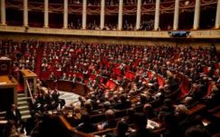 A francia nemzetgyűlés elfogadta a vitatott alkotmánymódosítást