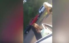 Kiszállt az autóból, és hármas karambolt okozott egy csinos nő