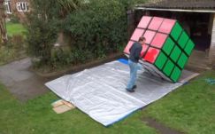 Óriási Rubik-kockát készített egy brit férfi