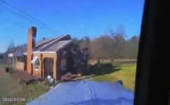 Ilyen, amikor egy negyven tonnás kamion egy háznak ütközik