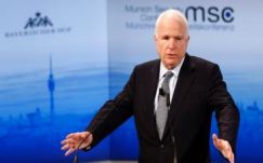 McCain: Putyin fegyvere a menekültválság