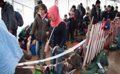 Továbbra is özönlenek a menekültek Európába