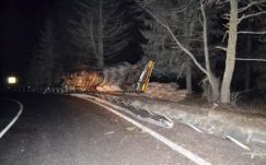 Felborult egy rönkszállító kamion Háromszéken