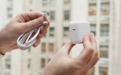 Visszahívja új töltői egy részét az Apple