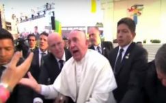 Dühösen rászolt egy túlbuzgó hívőre Ferenc pápa