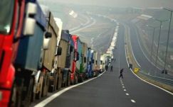 Hatalmas blokádot hoztak össze a görög parasztok és bolgár kamionosok 
