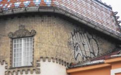 Nem sikerült eltüntetni a graffitit a Kultúrpalota faláról