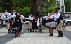 Táncoljatok – táncosok előadása a táncról Csíkszeredában