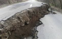 Közúti kráter miatt elszakadt a külvilágtól két Arad megyei település